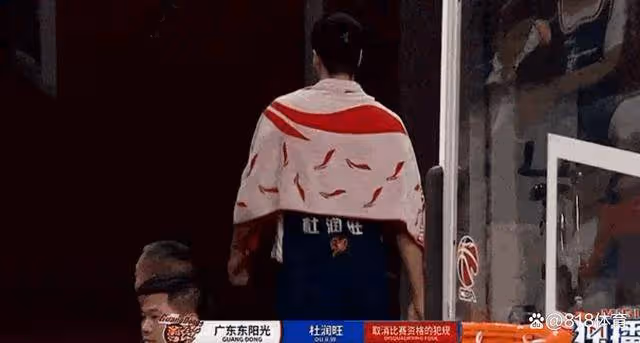 沒頭腦！杜潤旺鐵膝廢掉崔曉龍，與吳羽佳互相推搡沖對方揮拳被驅逐