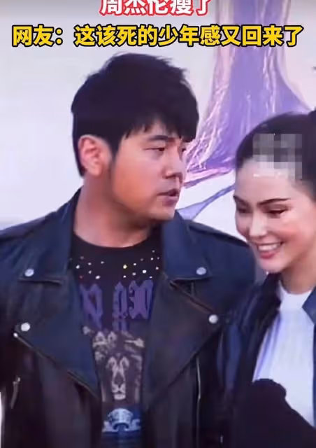 45歲周杰倫瘦身成功,重回顏值巔峰,昆凌陪婆婆看周董演唱會