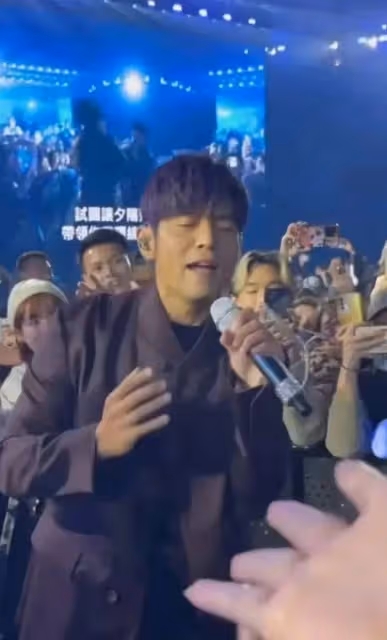 45歲周杰倫瘦身成功,重回顏值巔峰,昆凌陪婆婆看周董演唱會