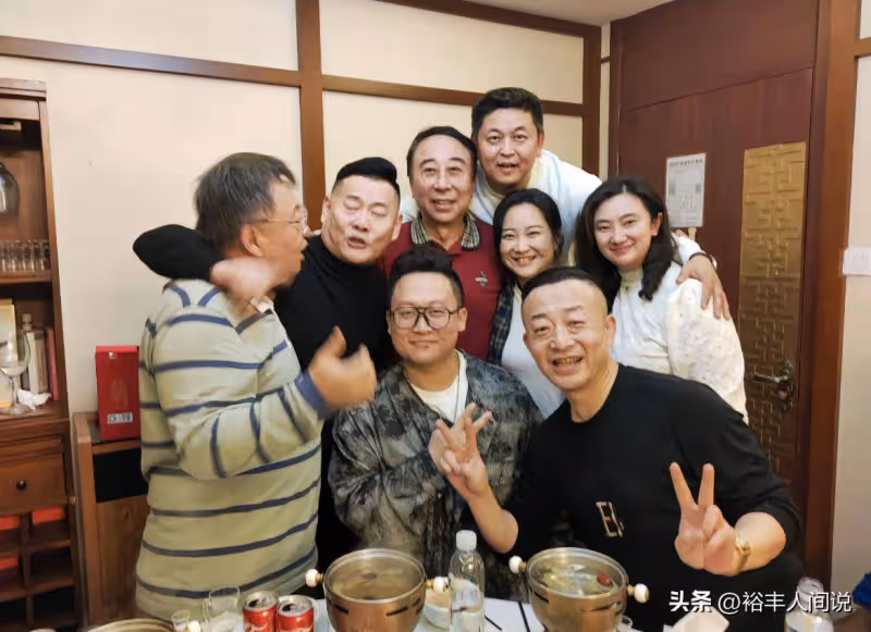 馮鞏66歲大壽現場曝光!徒弟賈玲罕有現身,餐食簡單溫情滿滿