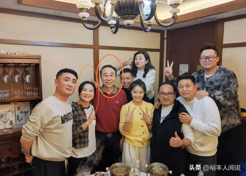 馮鞏66歲大壽現場曝光!徒弟賈玲罕有現身,餐食簡單溫情滿滿