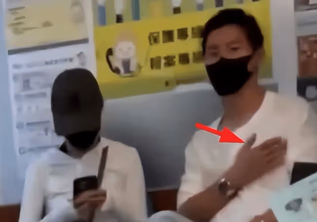 何超蓮陪竇驍醫院就診,竇驍摸著胸口難受,疑似身體出現問題