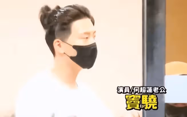 何超蓮陪竇驍醫院就診,竇驍摸著胸口難受,疑似身體出現問題