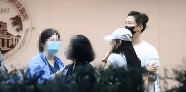 何超蓮陪竇驍醫院就診,竇驍摸著胸口難受,疑似身體出現問題