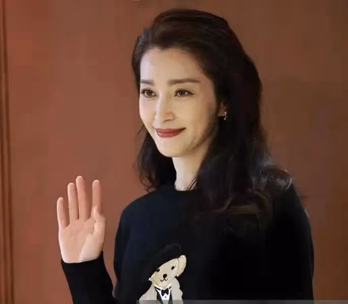 李冰冰51歲狀態優雅冷艷!但生圖皮膚鬆弛撞臉劉曉慶