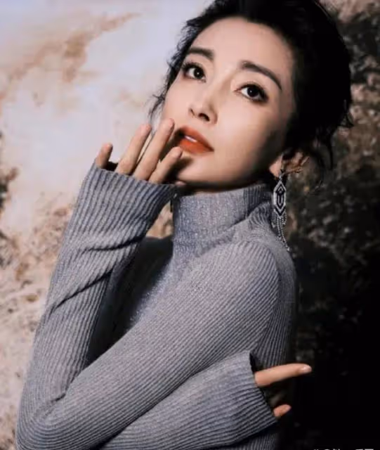 李冰冰51歲狀態優雅冷艷！但生圖皮膚鬆弛撞臉劉曉慶