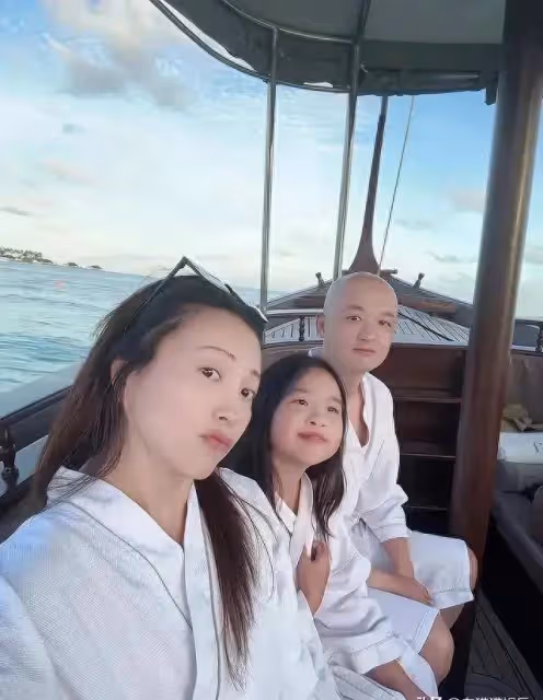 快生了吧?包文婧懷二胎,挺巨肚與包貝爾機場撒狗糧,腿也太細了