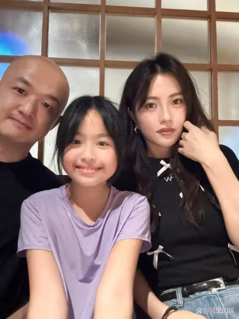 快生了吧?包文婧懷二胎,挺巨肚與包貝爾機場撒狗糧,腿也太細了