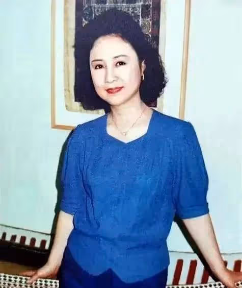 瓊瑤愛情比劇還狗血!高中愛上大25歲老師,二婚當15年小三終上位