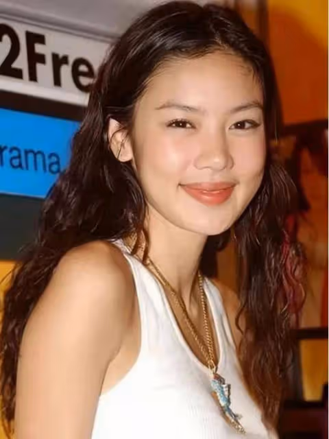 樂基兒媽媽罕見露面,母女更似姐妹,二婚定居美國享受闊太生活