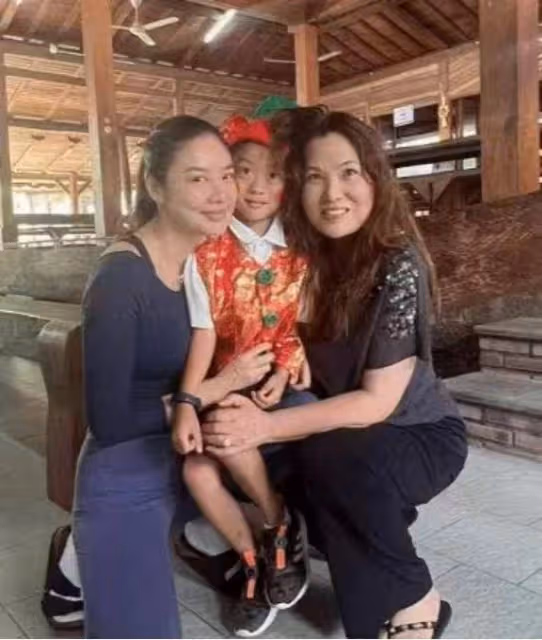 樂基兒媽媽罕見露面,母女更似姐妹,二婚定居美國享受闊太生活
