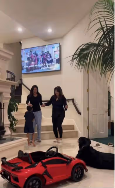 樂基兒媽媽罕見露面,母女更似姐妹,二婚定居美國享受闊太生活