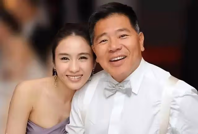 視後黎姿出席名媛聚會,保養得宜搶鏡,經歷不幸,如今生活美滿