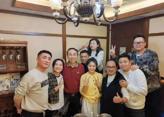 賈玲為67歲馮鞏慶生！網友：賈玲又瘦了好多啊