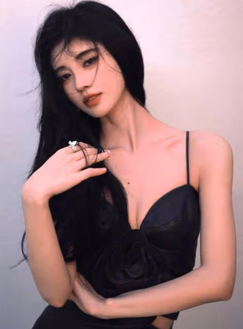 鞠婧禕寫真露出事業線大美腿!不是豐乳肥臀也性感火辣