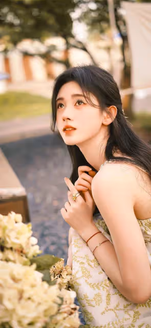 鞠婧禕寫真露出事業線大美腿!不是豐乳肥臀也性感火辣
