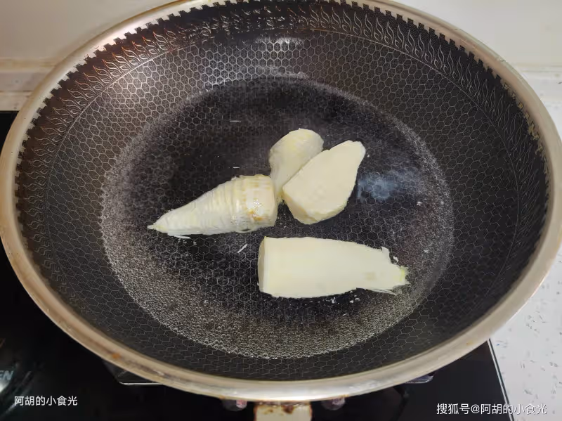 這菜想吃就得趁早,冬日裡的頂級鮮物!簡單燜一鍋,鮮到極致、大魚大肉不如它,恨不得天天吃