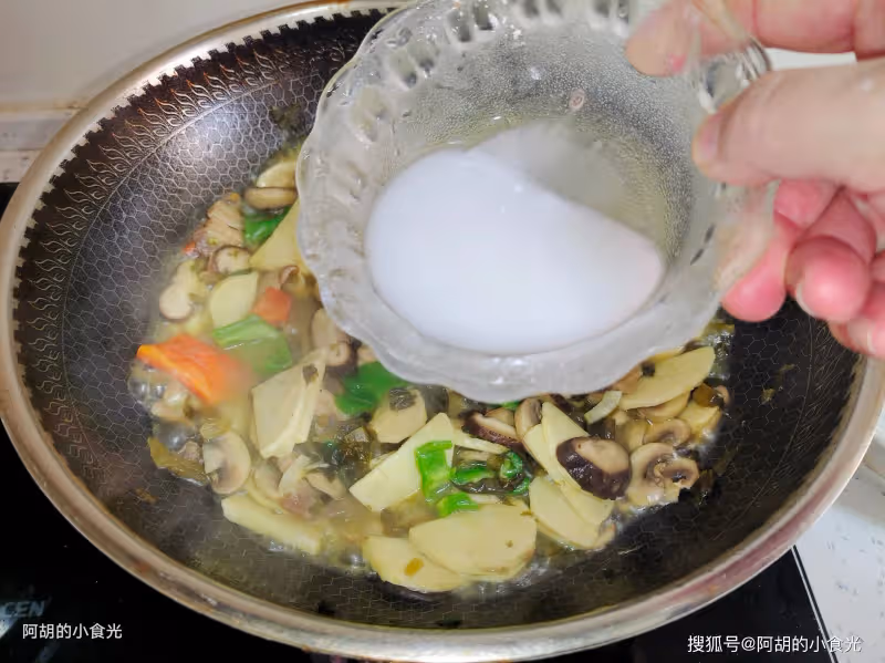 這菜想吃就得趁早，冬日裡的頂級鮮物！簡單燜一鍋，鮮到極致、大魚大肉不如它，恨不得天天吃