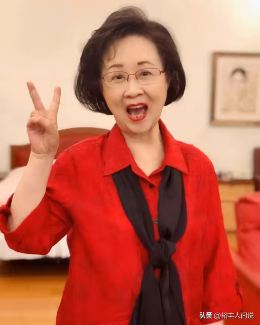 瓊瑤老家衡陽為其辦追思會!幾百村民冒雨送別,遺照簡單卻和藹