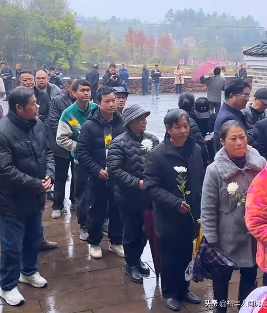 瓊瑤老家衡陽為其辦追思會!幾百村民冒雨送別,遺照簡單卻和藹