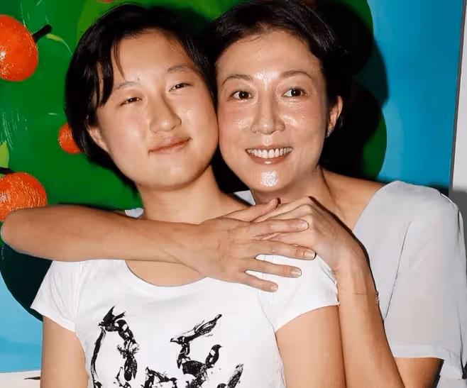 直到看見「小龍女」吳卓林近況,才明白成龍不認,是多正確的選擇
