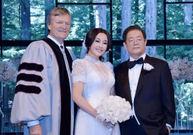 74歲劉曉慶四婚婚紗照流出!穿白紗裙戴頭紗嫩得像初戀,牽手82歲富豪老公超甜