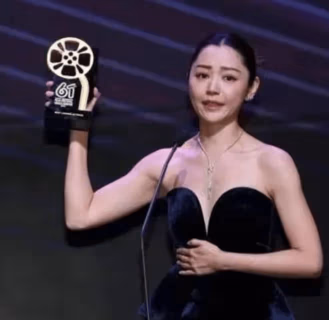 40歲香港知名女星斬獲亞太影后!與圈外男友官宣明年結婚,榮升千萬票房女星卻不敢升片酬