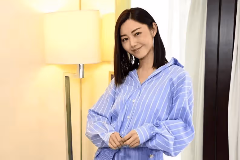 40歲香港知名女星斬獲亞太影后！與圈外男友官宣明年結婚，榮升千萬票房女星卻不敢升片酬