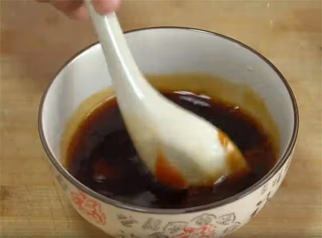 西葫蘆別再炒著吃了,加一塊老豆腐,不燉也不炸,一口一個超過癮
