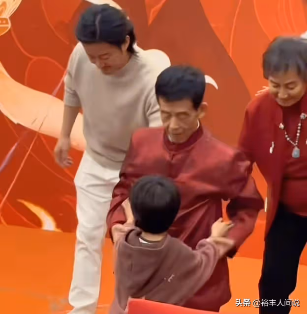 吳京為父親辦80歲大壽!全家集體亮相,喝茅台配大窯還有七層壽桃