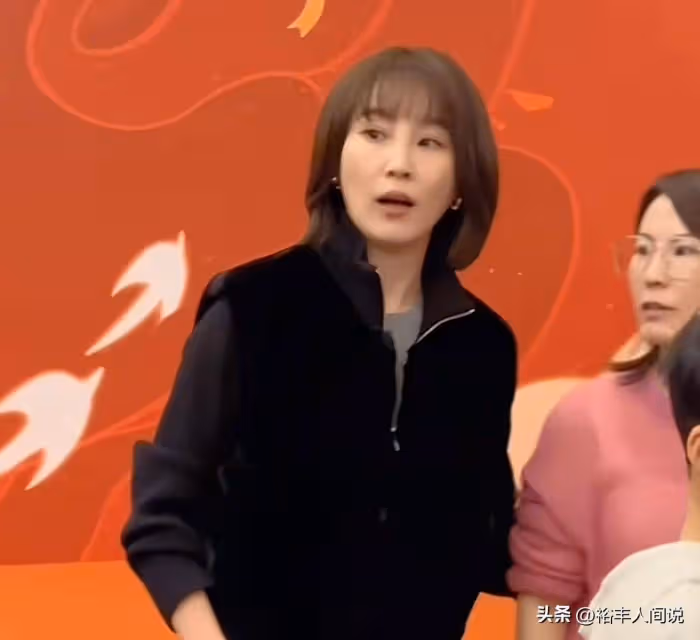 吳京為父親辦80歲大壽!全家集體亮相,喝茅台配大窯還有七層壽桃