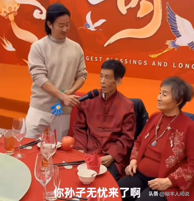 吳京為父親辦80歲大壽!全家集體亮相,喝茅台配大窯還有七層壽桃