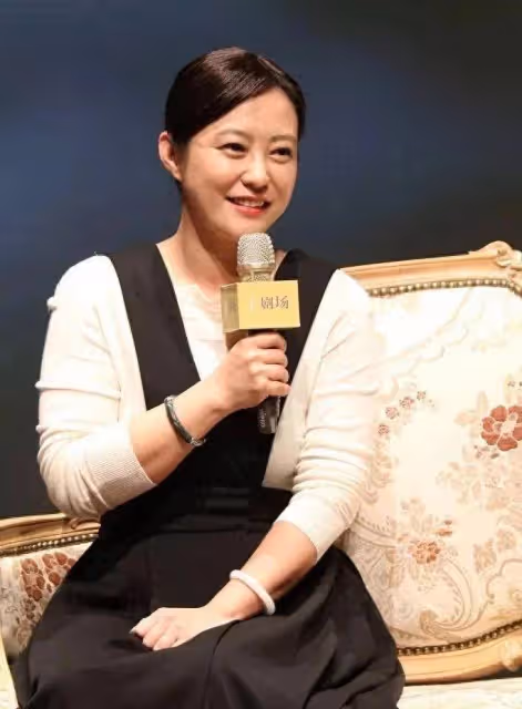 郝蕾現身參加活動,身材豐腴性感獲稱讚,網友直言比骨感美強太多