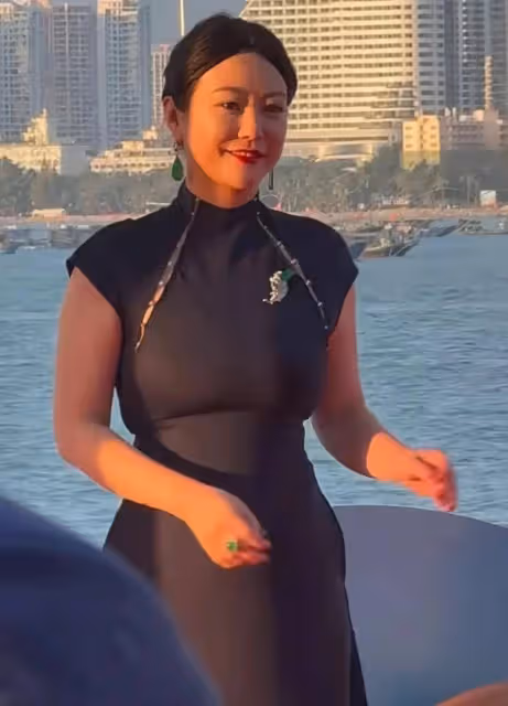 郝蕾現身參加活動,身材豐腴性感獲稱讚,網友直言比骨感美強太多