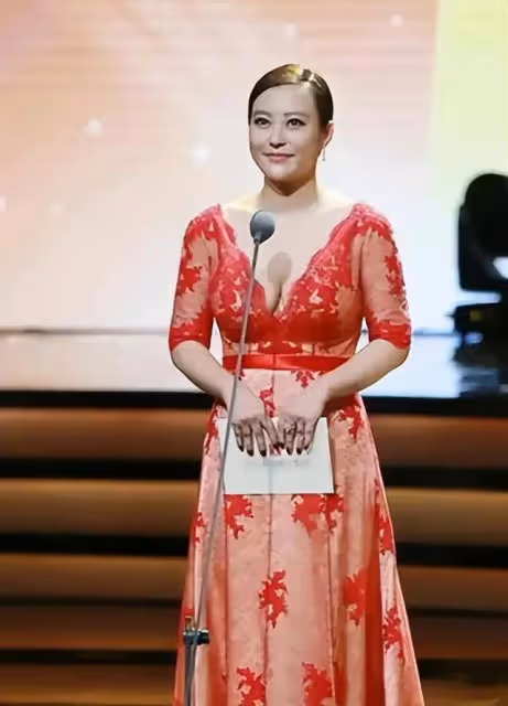 郝蕾現身參加活動,身材豐腴性感獲稱讚,網友直言比骨感美強太多