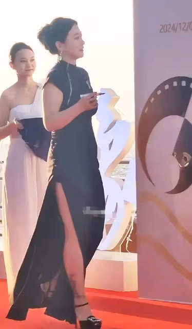郝蕾現身參加活動,身材豐腴性感獲稱讚,網友直言比骨感美強太多