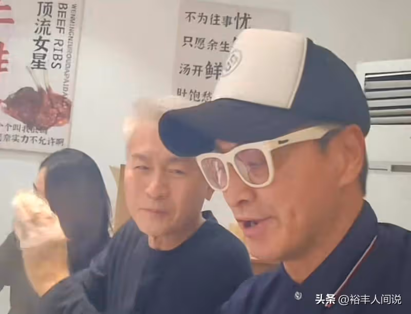 黃文豪何家勁老友聚會!滿頭白髮仍有型,已在北京長安街旁購豪宅