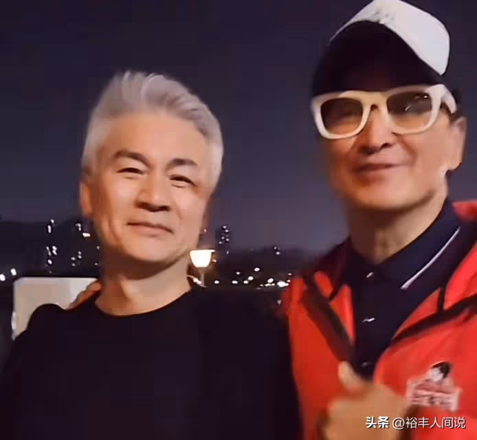 黃文豪何家勁老友聚會!滿頭白髮仍有型,已在北京長安街旁購豪宅