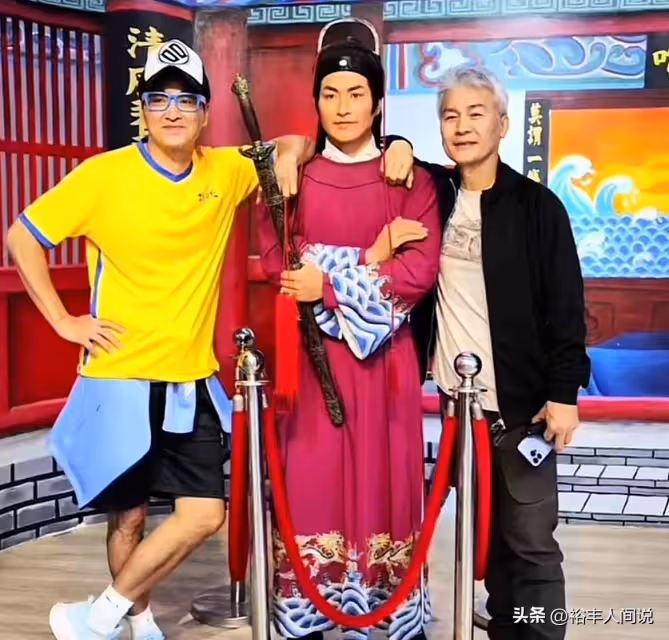 黃文豪何家勁老友聚會!滿頭白髮仍有型,已在北京長安街旁購豪宅