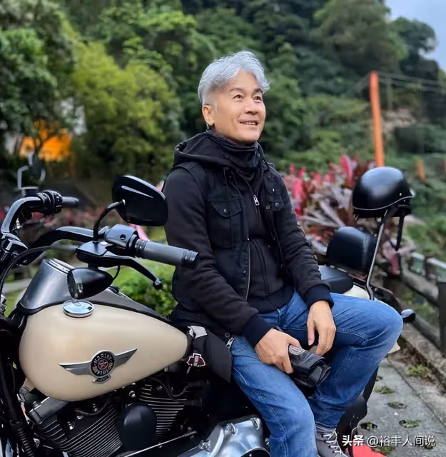 黃文豪何家勁老友聚會!滿頭白髮仍有型,已在北京長安街旁購豪宅