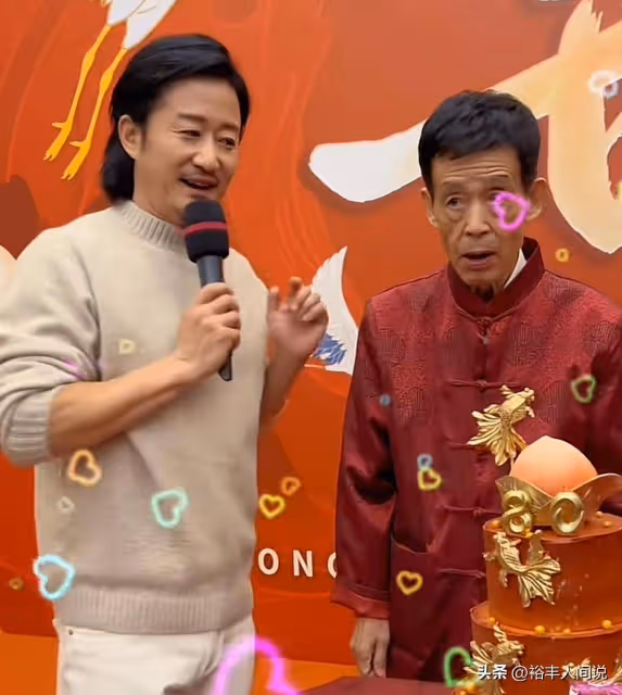 吳京全家為父親過80歲大壽!老爺子滿頭黑髮,小兒子情商被贊高