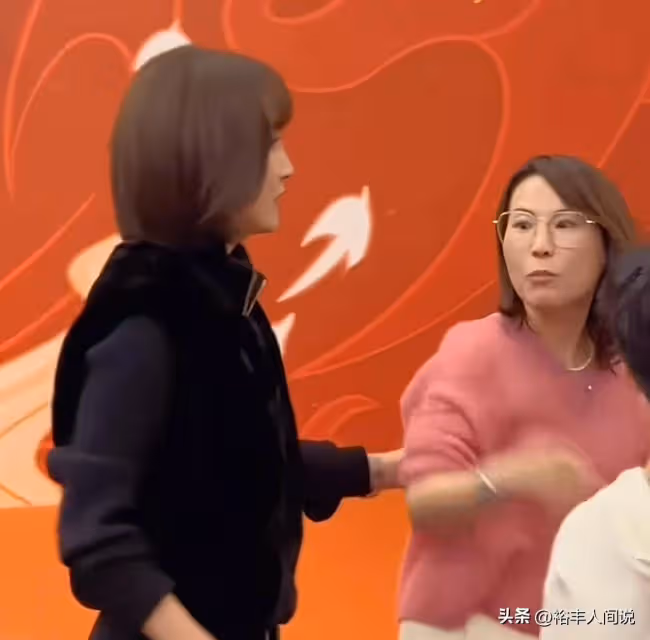 吳京全家為父親過80歲大壽！老爺子滿頭黑髮，小兒子情商被贊高