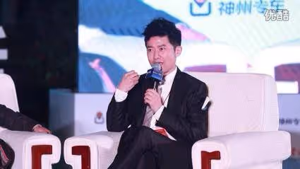 51歲任泉罕見現身,走路駝背發福明顯