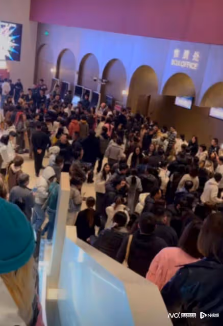 歌手伍佰自導自演搖滾歌劇，觀眾高喊退票：誤以為是個人演唱會