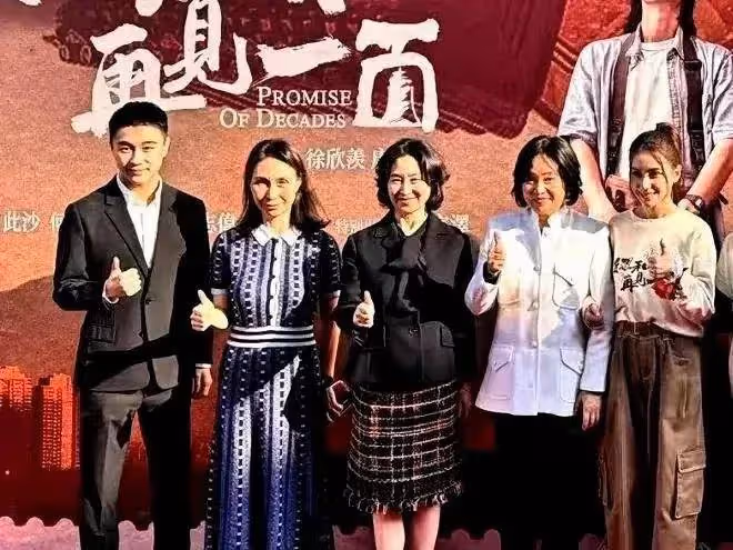 賭王家人難得團聚參加何超蓮電影首映禮,賭王三太、四太難得同框