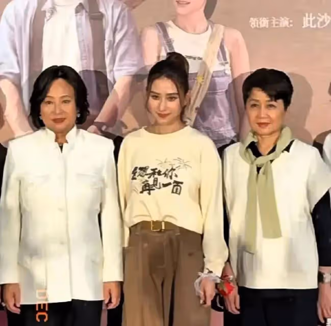 賭王家人難得團聚參加何超蓮電影首映禮,賭王三太、四太難得同框