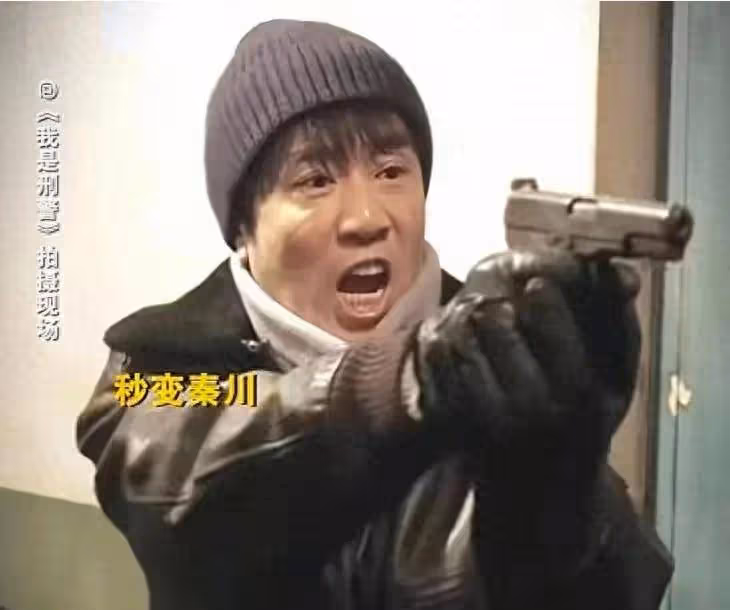 於和偉現身機場引粉絲圍觀，弓腰駝背被吐槽像老人，打扮遭吐槽