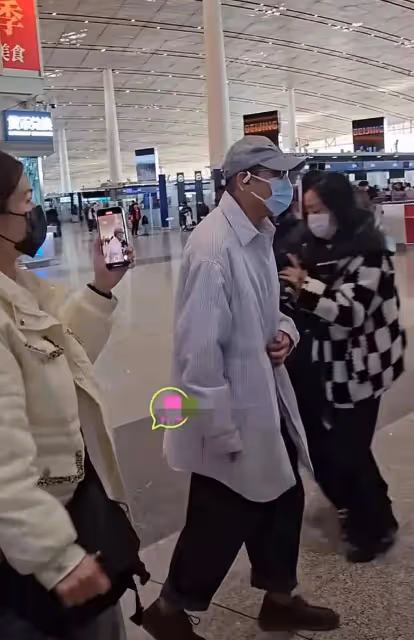 於和偉現身機場引粉絲圍觀，弓腰駝背被吐槽像老人，打扮遭吐槽