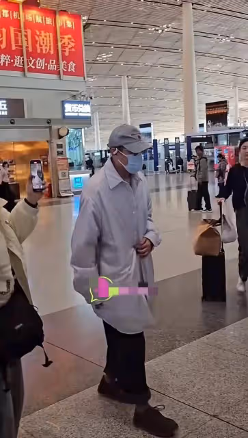 於和偉現身機場引粉絲圍觀，弓腰駝背被吐槽像老人，打扮遭吐槽