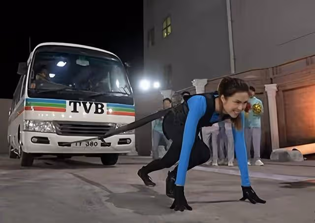 TVB知名女星直播表演人拉車,拼盡全力表情猙獰,遭網友質疑造假